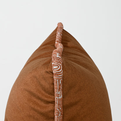 CHESTNUT FELT WITH THICK ABTRACT TRIM